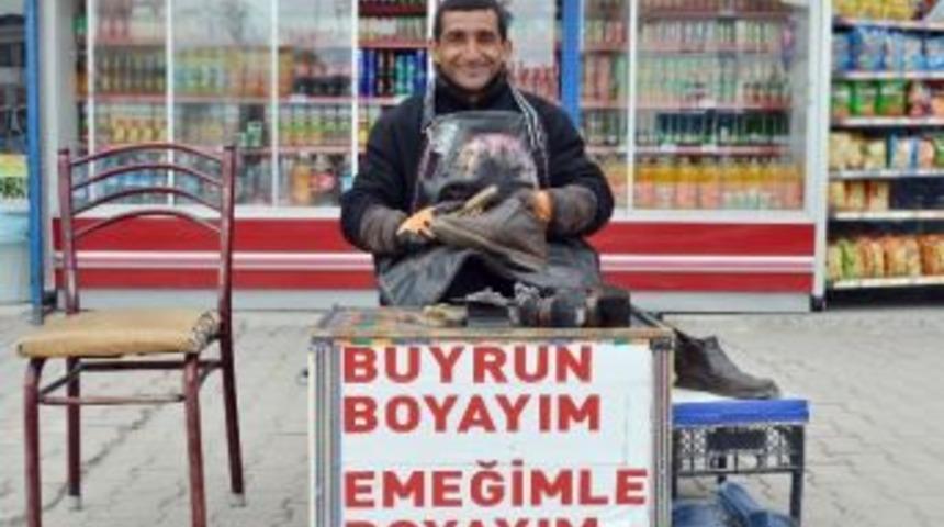 28 Yıldır Ekmeğini Ayakkabı Boyayarak Kazanıyor