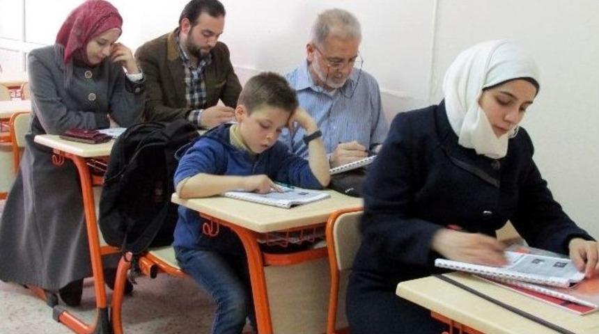 Suriyeli M&uuml;ltecilerden T&uuml;rk&ccedil;e Dil Eğitimine B&uuml;y&uuml;k İlgi