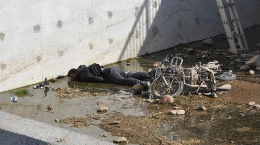 Su Kanalına D&uuml;şen Motosiklet S&uuml;r&uuml;c&uuml;s&uuml; &Ouml;ld&uuml;