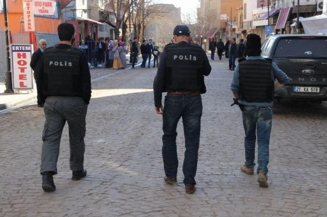 Sur&rsquo;da Yasağın Kalktığı Mahalle Ve Sokaklara Vatandaşlar Akın Etti