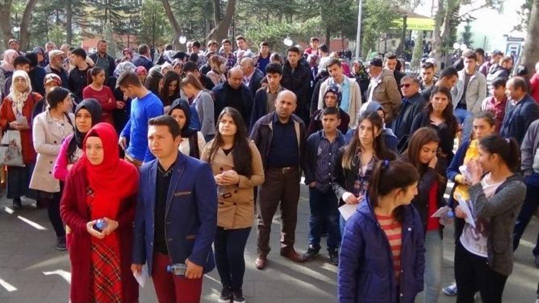 Yozgat&rsquo;ta &Ouml;ğrenciler Sınavda, Aileler Dışarıda Ter D&ouml;kt&uuml;