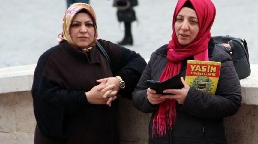 Ygs İ&ccedil;in Adaylar İ&ccedil;eride, Aileler Dışarıda Ter D&ouml;kt&uuml;