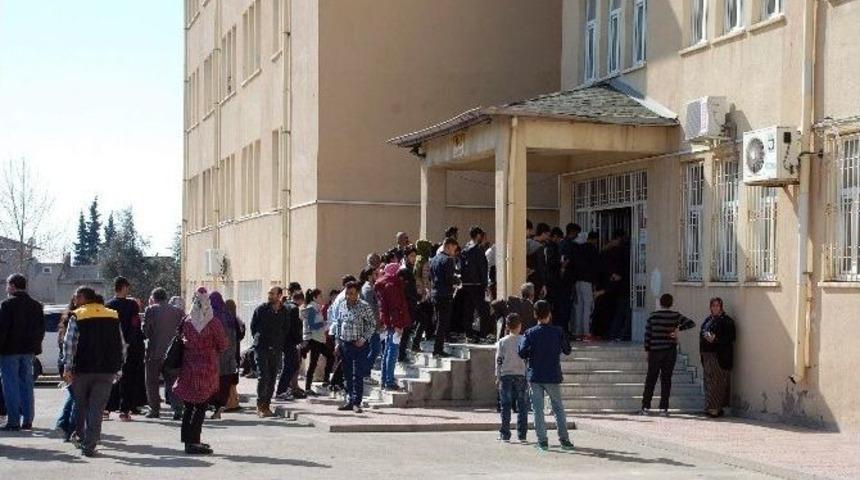 Adıyaman&rsquo;da &Ouml;ğrenciler Sınavdan, Veliler Heyecandan Terledi