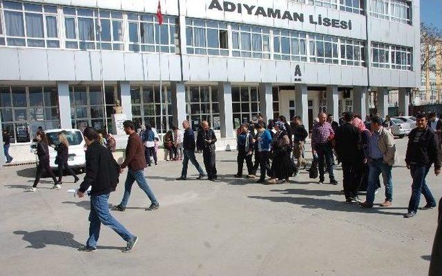 Adıyaman’da Öğrenciler Sınavdan, Veliler Heyecandan Terledi