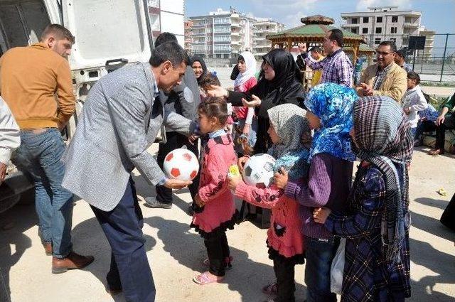 Şanlıurfa Stk’lar Platformu Çadır Kentteki Bin Yetimi Giydirdi