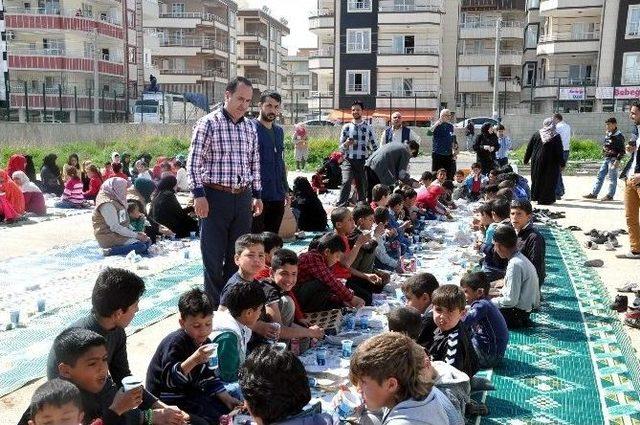 Şanlıurfa Stk’lar Platformu Çadır Kentteki Bin Yetimi Giydirdi