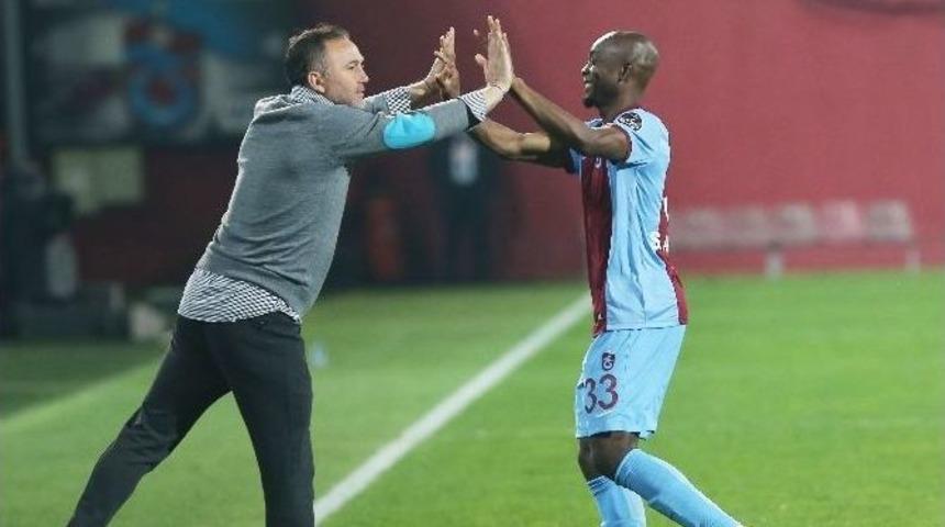 Hami Mandıralı&rsquo;nın Akakpo &Uuml;z&uuml;nt&uuml;s&uuml;