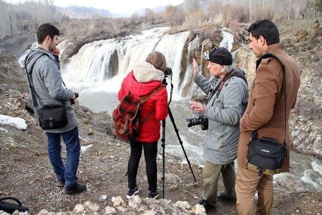 Muradiye Şelalesi Çözüldü Ve Coştu