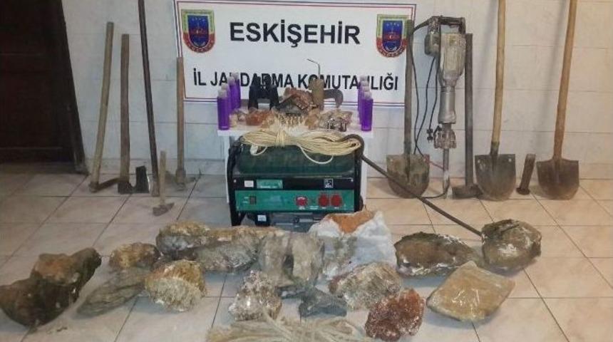 Jandarma Ekiplerinden Ka&ccedil;ak Kazı Operasyonu