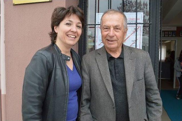 73 Yaşında, Kızıyla Sınava Girdi 1