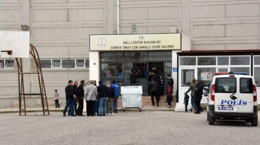 Spor Salonunda Bekletilen M&uuml;lteciler İsyan Etti