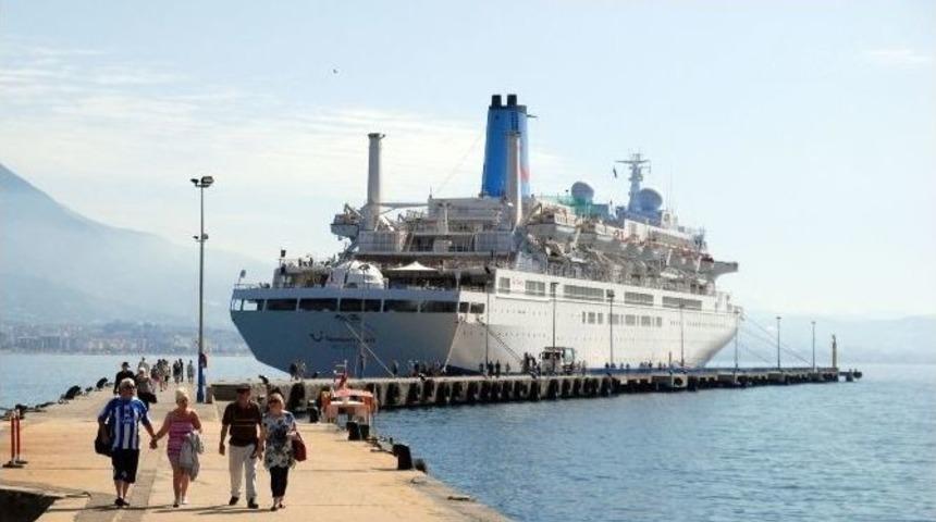 İngiliz Gemisi Bin 184 Turist, 496 M&uuml;rettebatıyla Alanya&rsquo;da