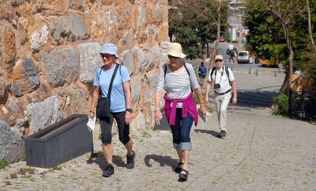 İngiliz Gemisi Bin 184 Turist, 496 Mürettebatıyla Alanya’da