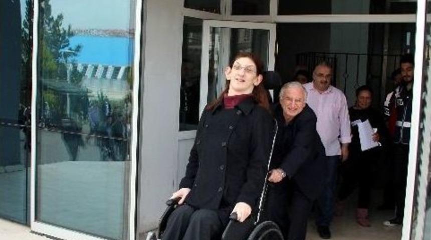 D&uuml;nyanın En Uzun Kızı İlk Kez Ygs Sınavına Girdi