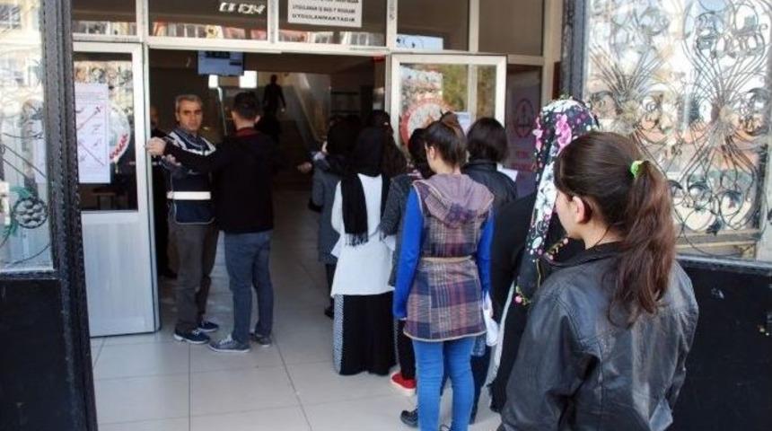 Ter&ouml;r Mağduru &Ouml;ğrenciler Batman&rsquo;da Sınava Girdi