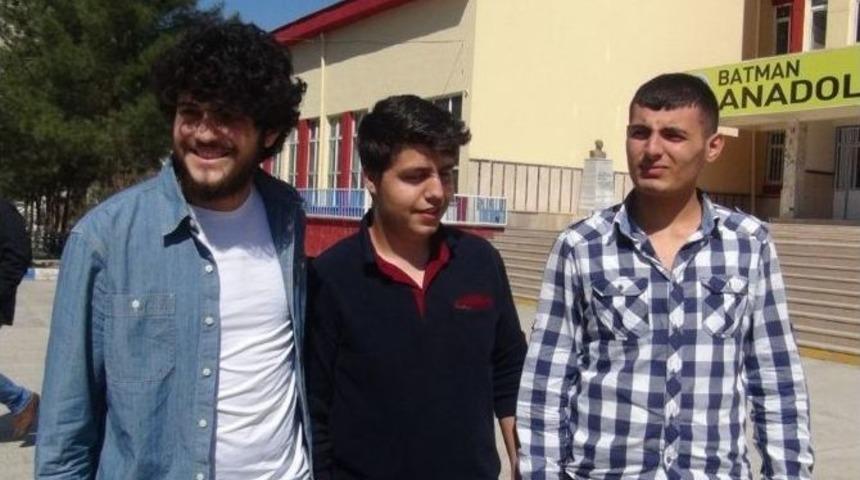 O Ses T&uuml;rkiye Yarışmacısı Batmanlı Emrah&rsquo;a, Sınav &Ccedil;ıkışında B&uuml;y&uuml;k İlgi