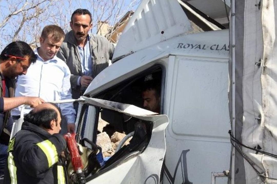 Kamyon Bah&ccedil;e Duvarına &Ccedil;arptı: 3 Yaralı