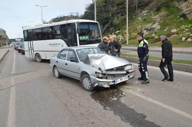 Direksiyon Hakimiyetini Kaybedince Halk Otobüsüne Çarptı