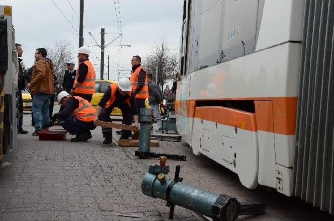 Eskişehir&rsquo;de Tramvay İle Belediye Otob&uuml;s&uuml; &Ccedil;arpıştı: 1 Yaralı