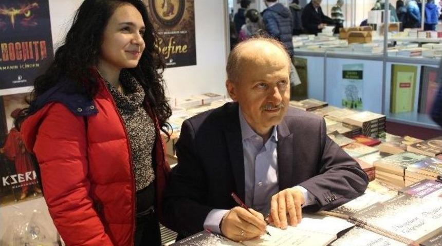 Belediye Başkan Yardımcısının &lsquo;duyguların G&ouml;lgesinde&rsquo; İsimli Şiir Kitabına Yoğun İlgi