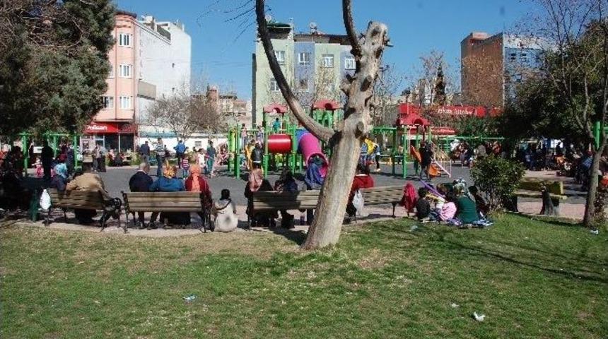 Vatandaşlar G&uuml;neşli Havanın Tadını &Ccedil;ıkardı