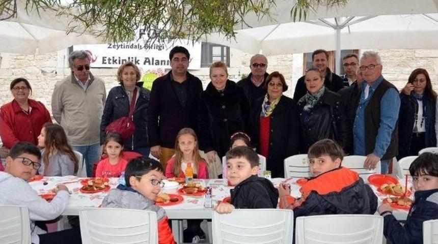 Fo&ccedil;a Yery&uuml;z&uuml; Pazarı, 4. Yaşını &Ouml;ğrencilerle Kutladı