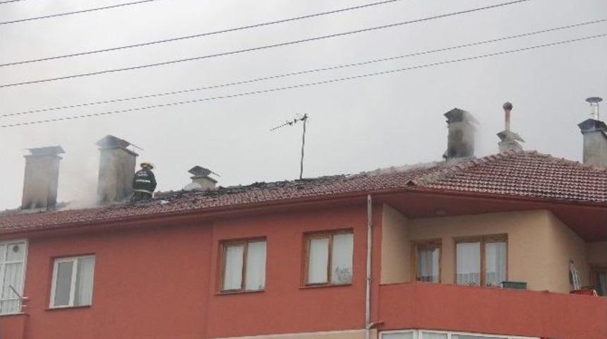 Apartmanın &Ccedil;atısı Alev Alev Yandı