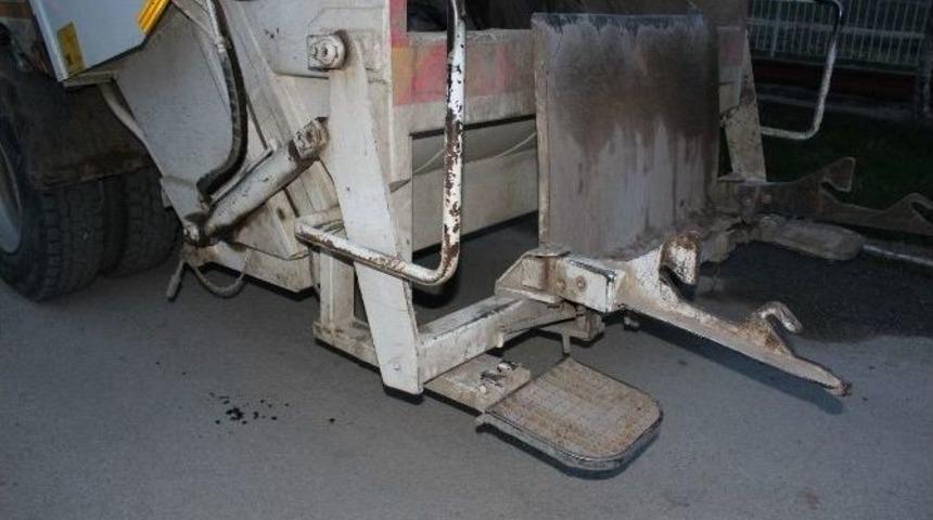 Ayağı &Ccedil;&ouml;p Kamyonunun Mekanizmasına Sıkışan İş&ccedil;i Yaralandı