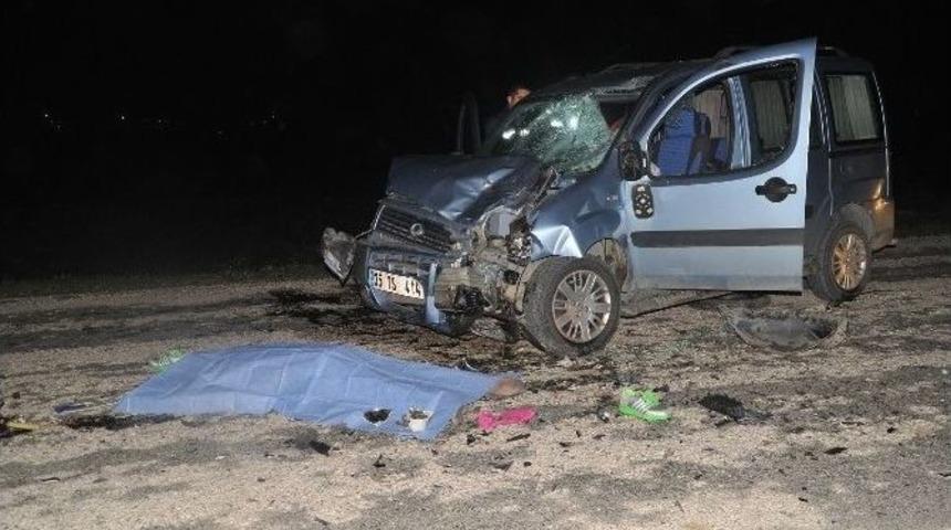 Otomobil İle Motosiklet Kafa Kafaya &Ccedil;arpıştı: 1 &Ouml;l&uuml;, 2 Yaralı