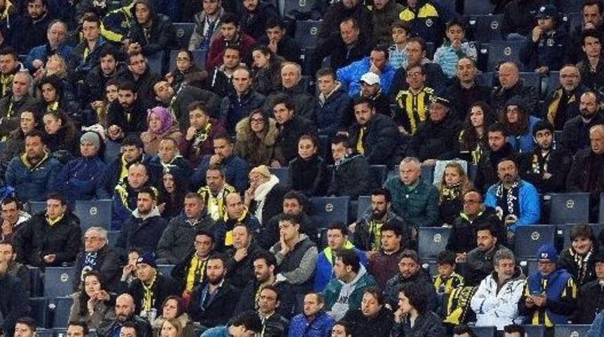 Fenerbah&ccedil;e Ma&ccedil;ında Taraftarlar Ter&ouml;re Tepki G&ouml;sterdi