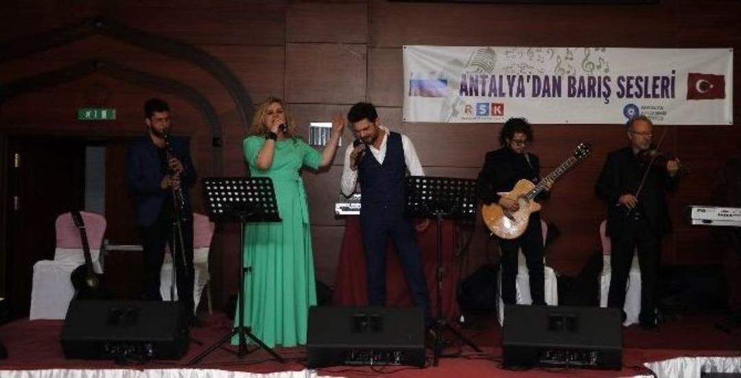 Ruslar, Şarkılarla Barış &Ccedil;ağrısında Bulundu