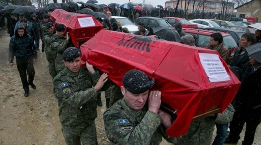 Toplu mezardan &ccedil;ıkan 28 Kosovalı askeri t&ouml;renle toprağa verildi
