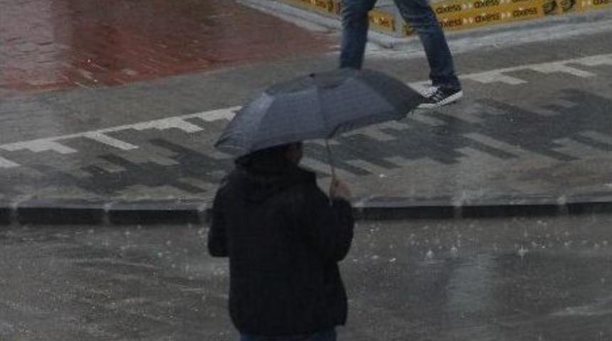 Adana Haftaya Yağmurla Başladı