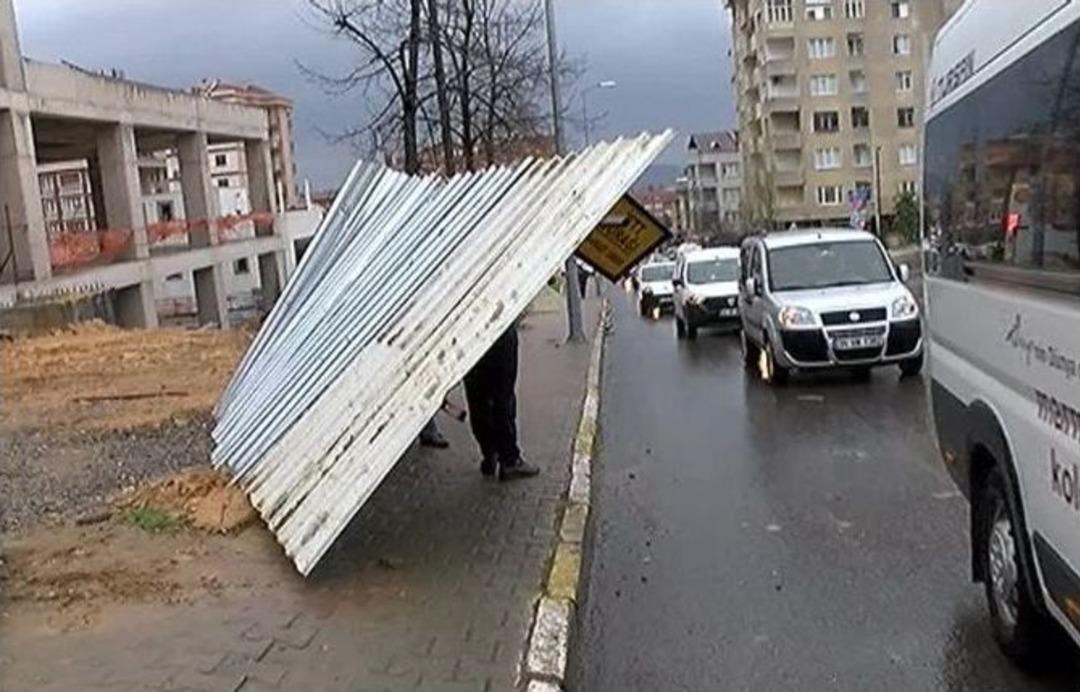 İnşaatı &Ccedil;evreleyen Panel, Otob&uuml;s Durağına Devrildi