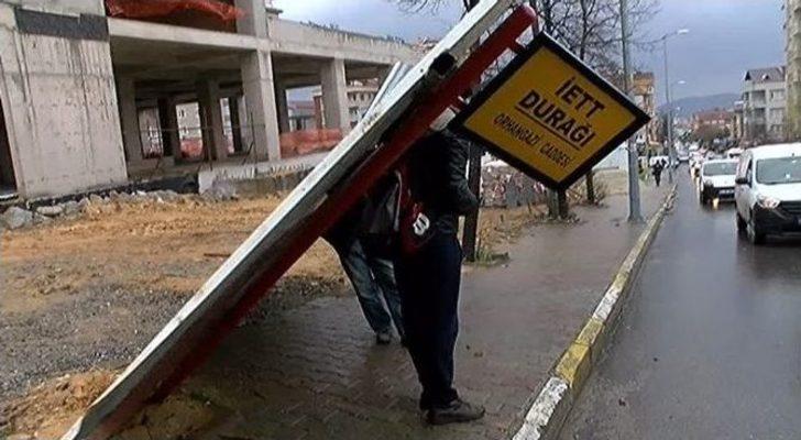 İnşaatı Çevreleyen Panel, Otobüs Durağına Devrildi G2