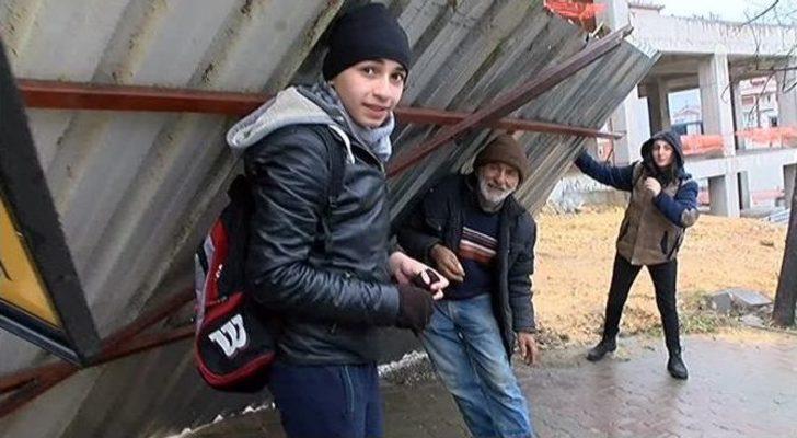 İnşaatı Çevreleyen Panel, Otobüs Durağına Devrildi G3