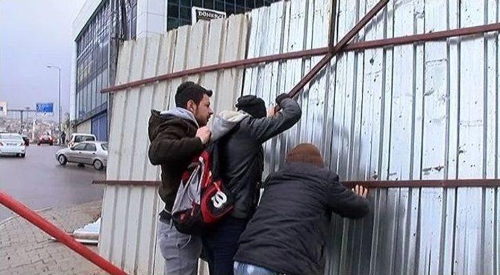 İnşaatı Çevreleyen Panel, Otobüs Durağına Devrildi G5