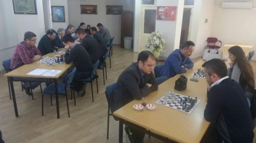 &Ouml;ğretmenler Satran&ccedil; Turnuvasında Yarıştı