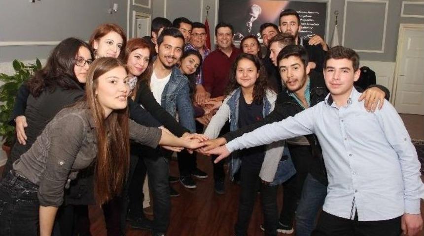 D&ouml;şemealtı&rsquo;nın Gen&ccedil; Vekilleri, Başkan Gen&ccedil;&rsquo;i Ziyaret Etti