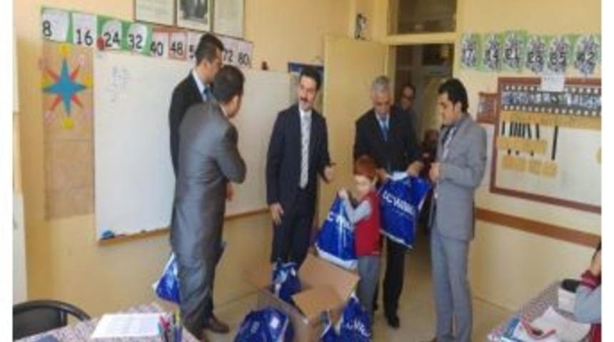 Derebucak&rsquo;ta &Ouml;ğrencilere Giyim Yardımı