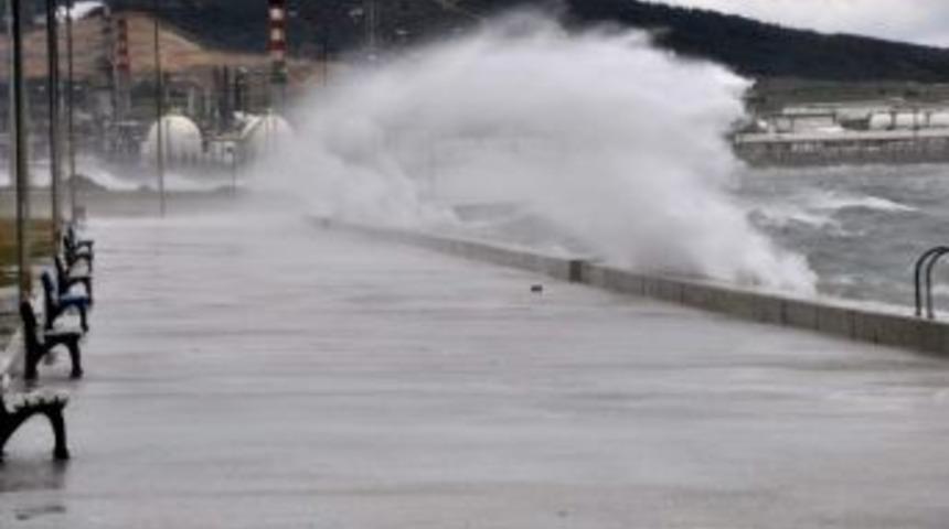 Ege&rsquo;de Sağanak Yağış Ve Kuvvetli Fırtına Uyarısı