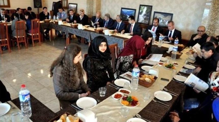 &ldquo;ben Erzincan&rsquo;ı Y&ouml;netseydim&rdquo; Konulu Kompozisyon Yarışmasında Başarılı Olan &Ouml;ğrenciler Bir Araya Geldi