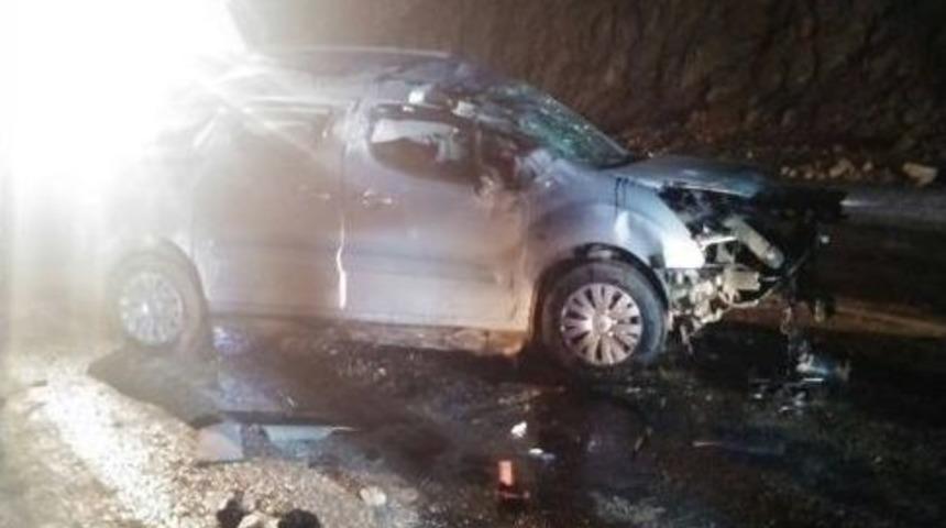 G&ouml;lpazarı&rsquo;nda Otomobil Takla Attı, 2 Kişi Yaralandı