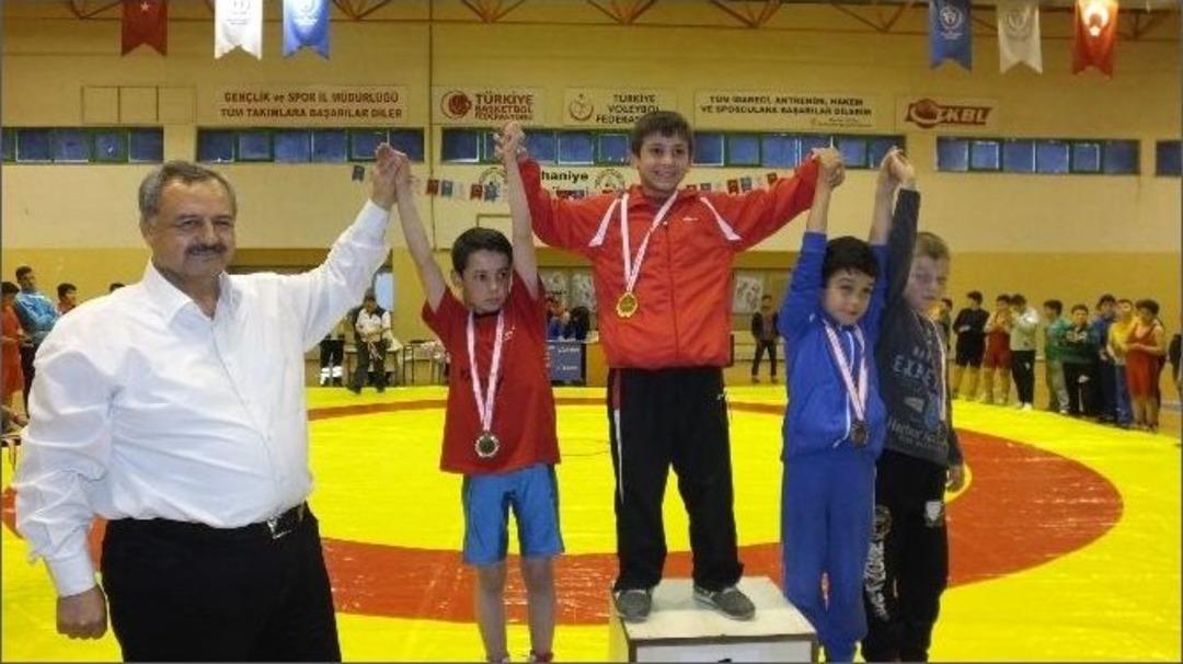 Minikler &Ccedil;anakkale Şehitleri İ&ccedil;in G&uuml;reşti