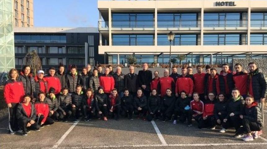 Hollanda&rsquo;da Zirve T&uuml;rkiye&rsquo;nin