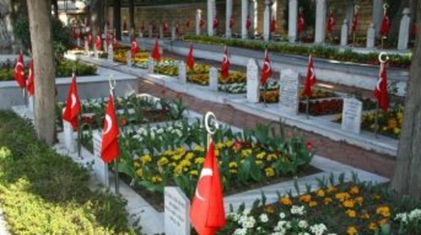 Şehitliklere &Ccedil;evre D&uuml;zenlemesi Yapıldı