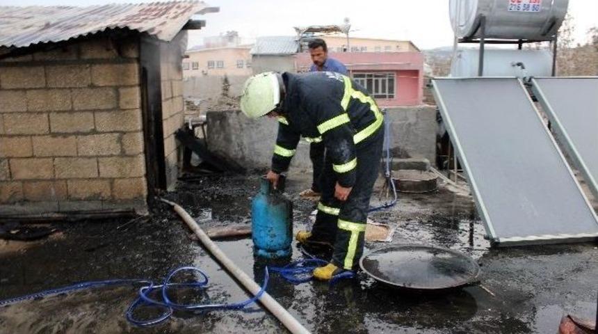 Odunlukta &Ccedil;ıkan Yangında Facianın Eşiğinden D&ouml;n&uuml;ld&uuml;