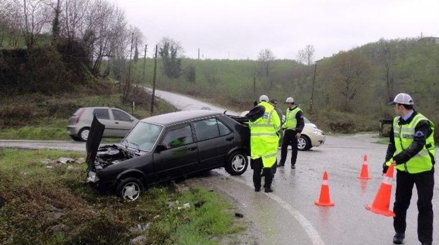 Ak&ccedil;akoca&rsquo;da Trafik Kazası: 2 Yaralı