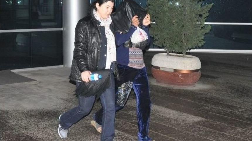 18 Yaşındaki Uyuşturucu Satıcısı Cezaevine G&ouml;nderilirken Annesi Ağıtlar Yaktı