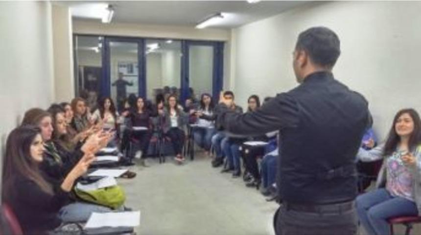 İzmek İşaret Dilini &Ouml;ğretiyor